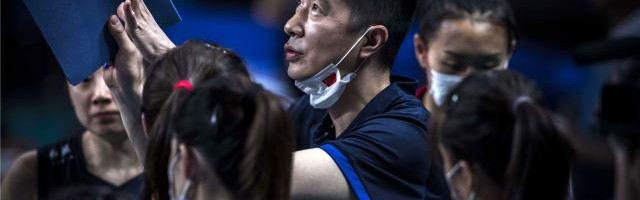 谁将接替郎平执掌中国女排？两人概率高却仍存软肋