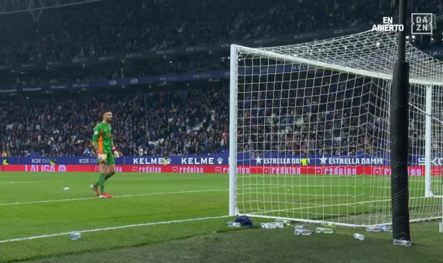 开云kaiyun网页版-阿斯：赫罗纳门将被西班牙人球迷扔下的水瓶击中，愤怒不已