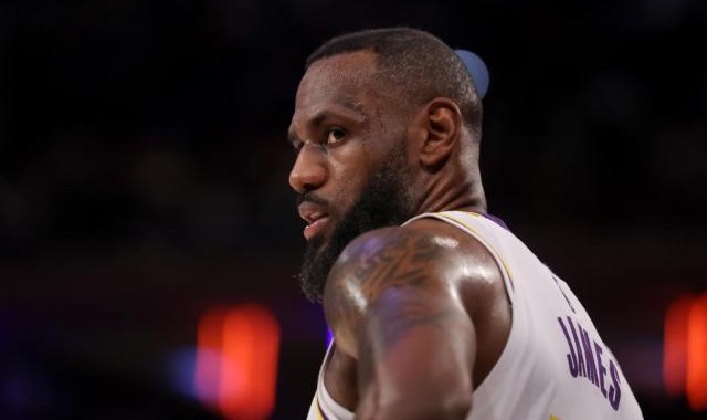 开云kaiyun首页-三军用命仍难逃一败！湖人面对苦主掘金已遭7连败