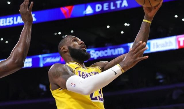 开云kaiyun网页版-不搭理库里保罗 带病出战又输球 詹姆斯火速离场